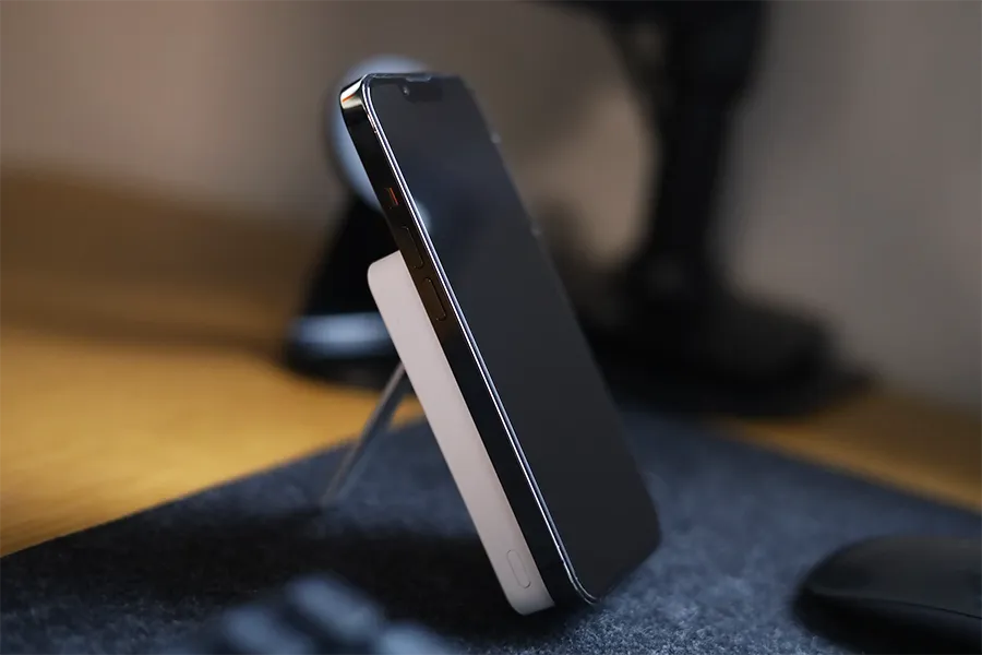 ESR mini KICKSTAND WIRELESS POWERBANKとiPhone 13 Proの横