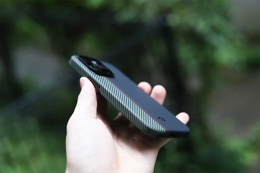 iPhone14 Pro用PITAKA MagEZ Case 3 序曲_ラプソディ側面iPhone付けた状態