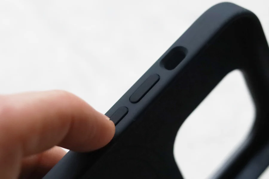iPhone 14 pro シリコンケースの音量ボタンもシリコンタイプ