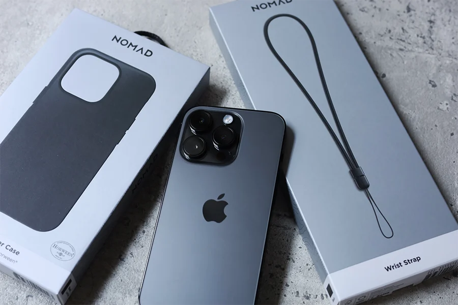 iPhone 14 Pro用のNOMADホーウィンレザーケース ストラップとiPhone本体