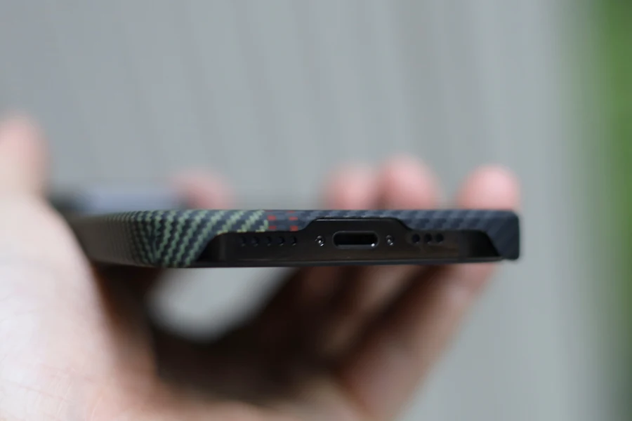 iPhone14 Pro用PITAKA MagEZ Case 3 序曲_ラプソディのポート周り