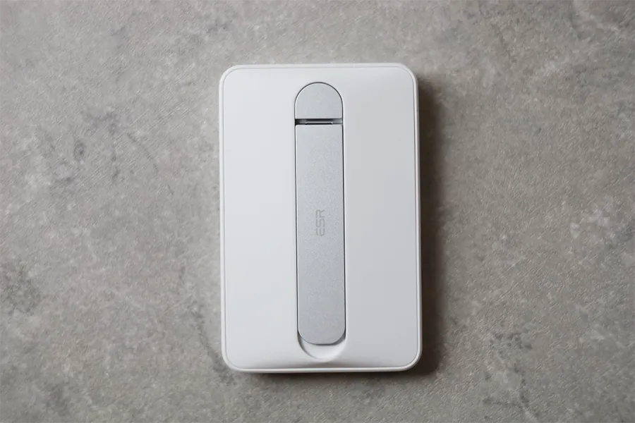 ESR mini KICKSTAND WIRELESS POWERBANK本体正面