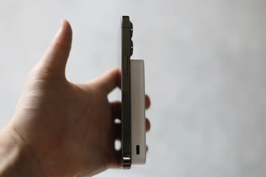 iPhoneとモバイルバッテリーをくっつけた状態