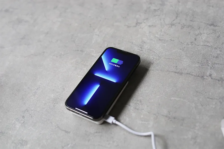 ESR mini KICKSTAND WIRELESS POWERBANKはパススルー充電対応