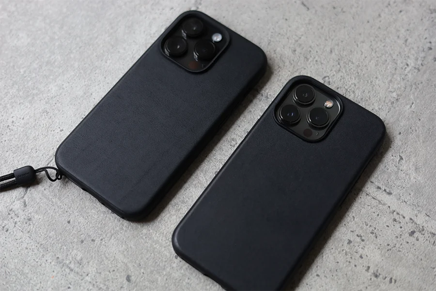 ライトの当たり方にもよるけど1年使用したNOMADケースのほうが濃ゆい