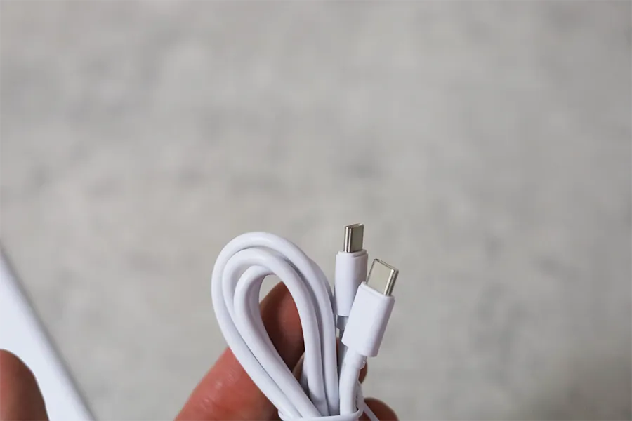 ESR mini KICKSTAND WIRELESS POWERBANKケーブルはタイプC