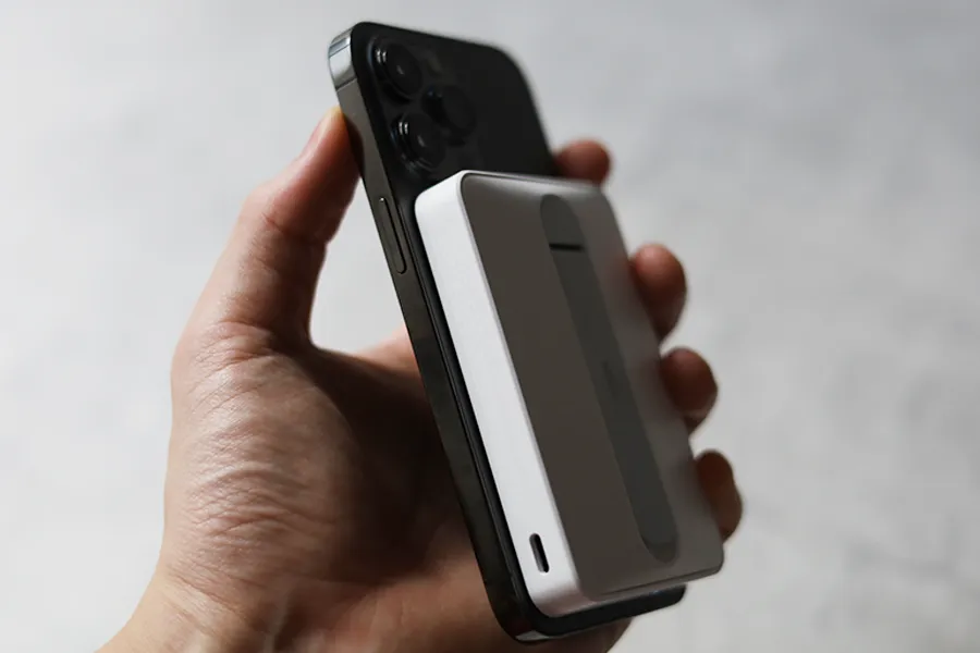 iPhoneとMagSafeモバイルバッテリーくっつけた状態