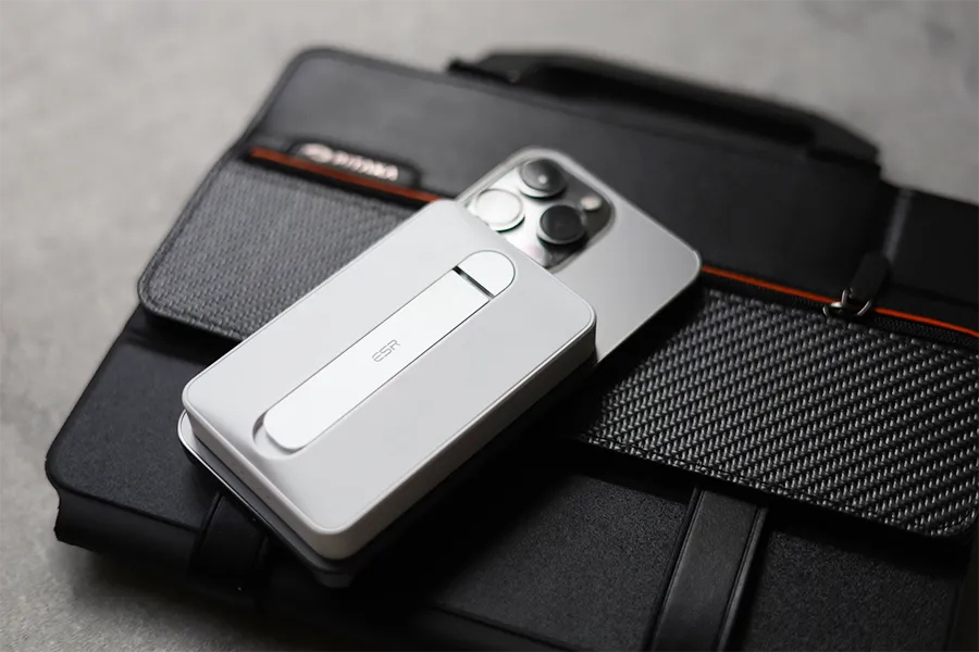 ESR HaloLock モバイルバッテリーレビュー| mini KICKSTAND付きのWIRELESS POWERBANKでiPhoneをながら充電する