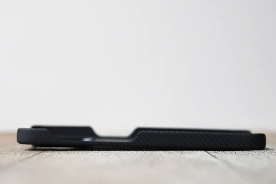 iPhone14 Pro用PITAKA MagEZ Case 3 序曲_ラプソディの音量ボタン側