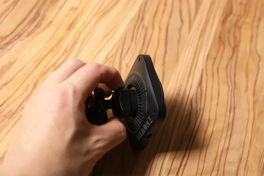 ESR HaloLockのワイヤレスカーチャージャーMagSafe対応のボールを入れたら締める