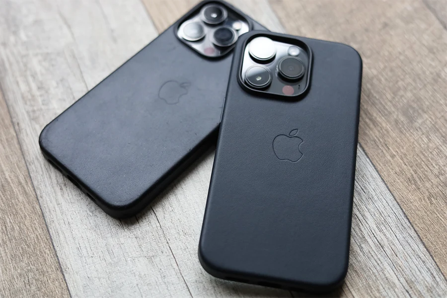 iPhone 14 Pro純正レザーケースとiPhone 13 Proレザーケースの斜め