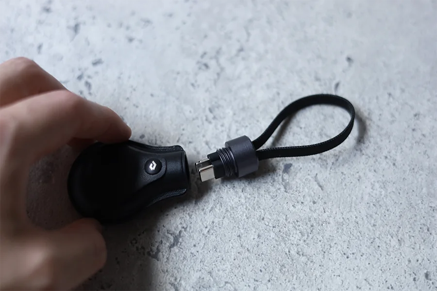 PITAKA Pita Tag for Cableを本体にはめ込むだけ