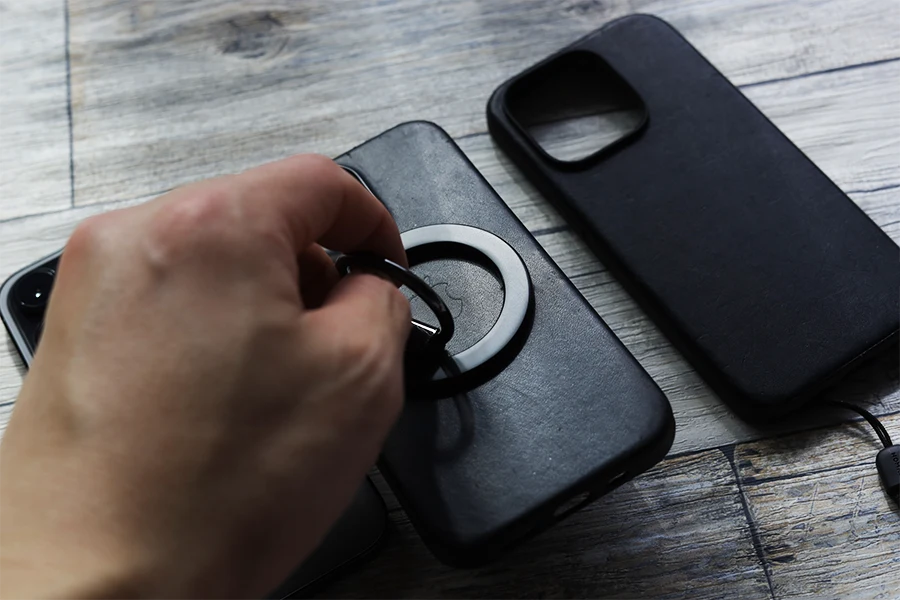 Apple純正レザーケースも問題なし リングの可動部は硬い