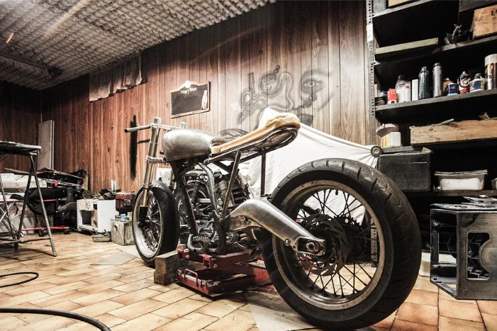AirTagをバイクにつける