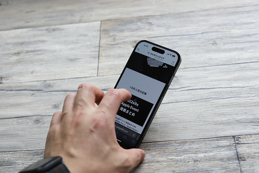 iPhoneをタップ斜め置きでタップする