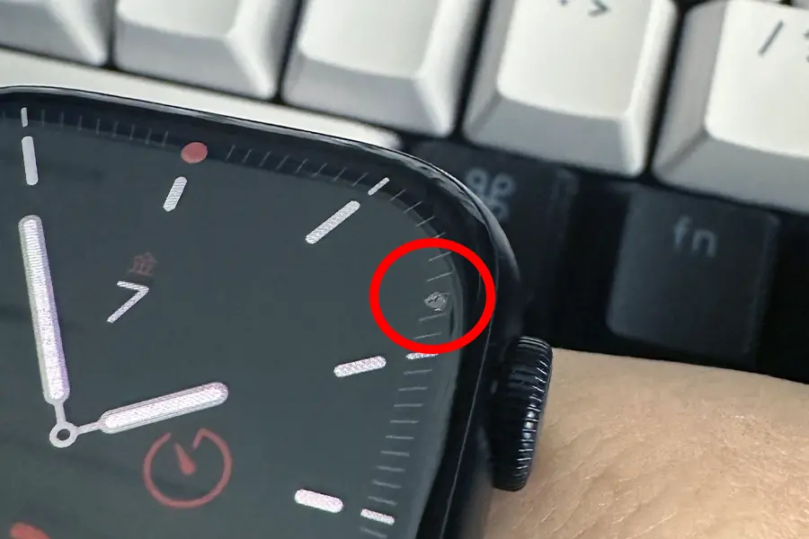 Apple Watchフィルムに穴空いた