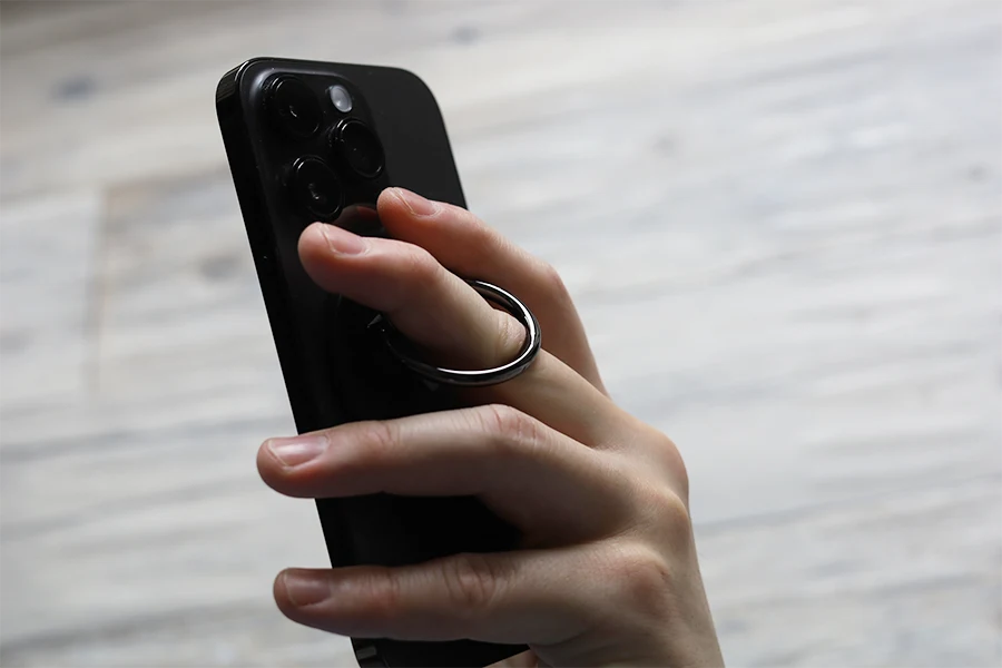 Simplism MagRinCamでiPhoneが持ちやすい