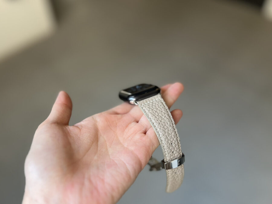 EPONAS(エポナス)Apple Watch用レザーバンド屋外では白っぽい色味