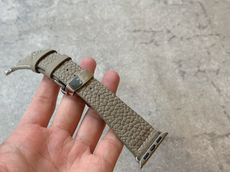 EPONAS(エポナス)Apple Watch用レザーバンドは室内では茶色が濃いめ