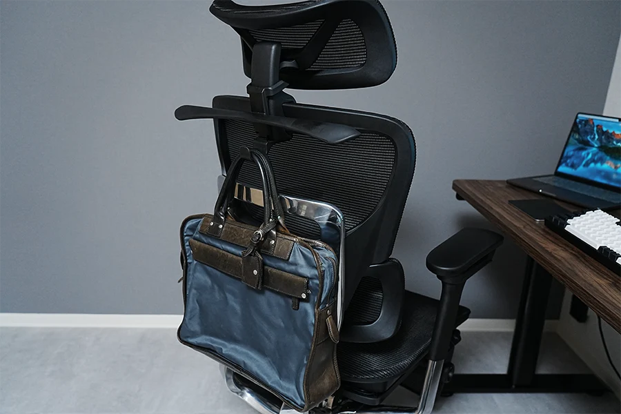 COFO Chair Premiumでビジネスバッグをとりつけ