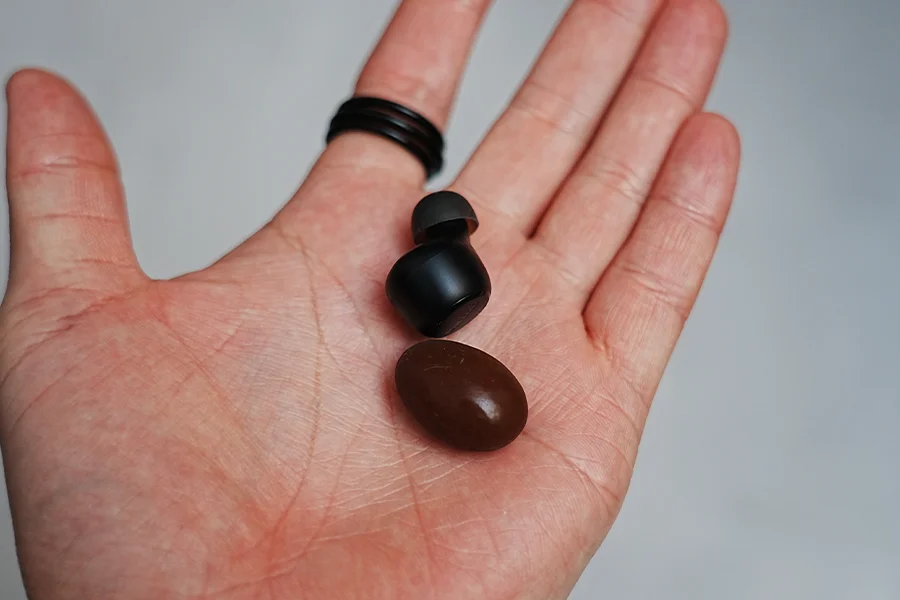 EarFun Free 2sとアーモンドチョコレート