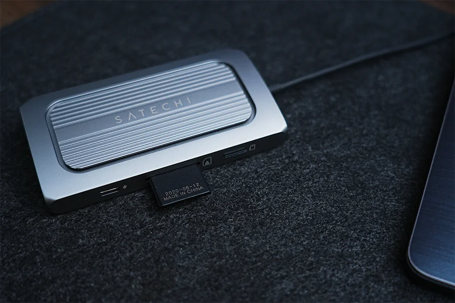 Satechi USB4 マルチ USBCハブ 9in1 HDMIのSDカード部分
