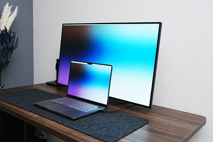 FlexiSpotにモニターとMacBook
