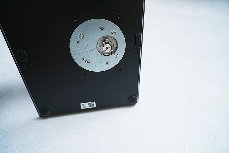 Dell U2720QM後ろを回すだけ