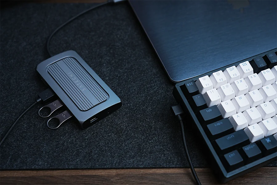 Satechi USB4 マルチ USBCハブ 9in1 HDMIのUSB-A左はキーボード用