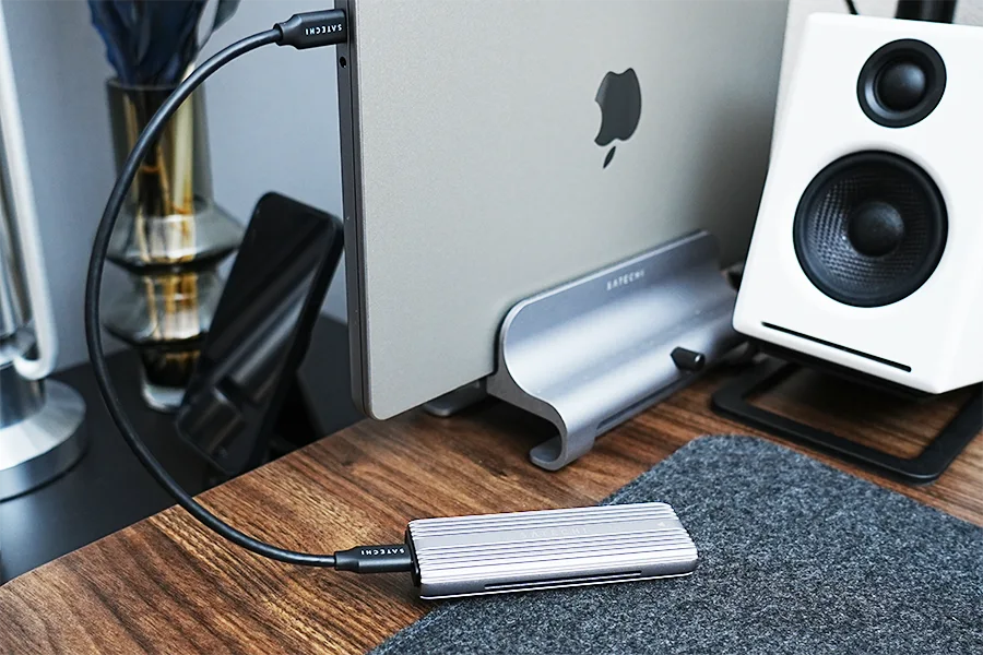 Satechi USB-C M.2 SSDケース とMacBookスタンド