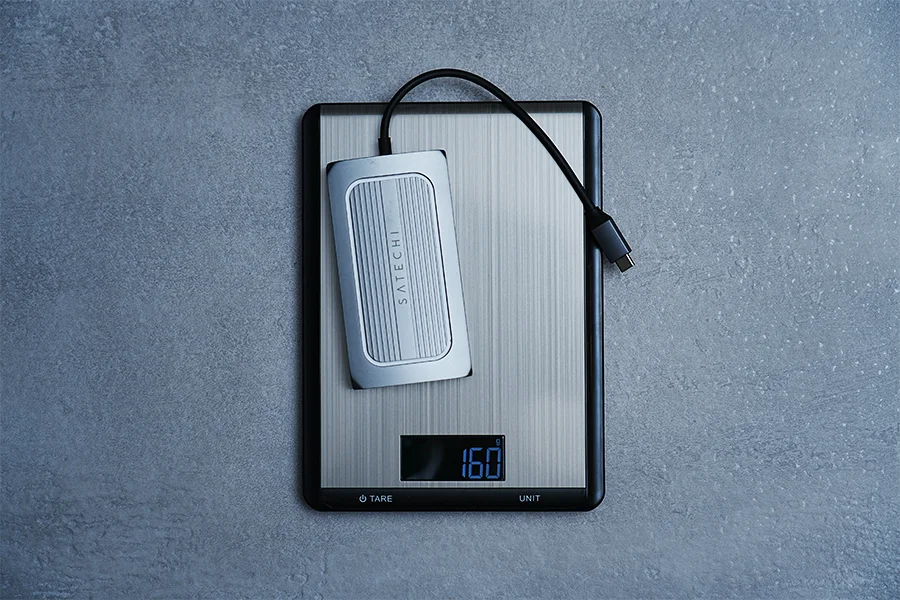 Satechi USB4 マルチ USBCハブ 9in1 HDMIの重量約160g