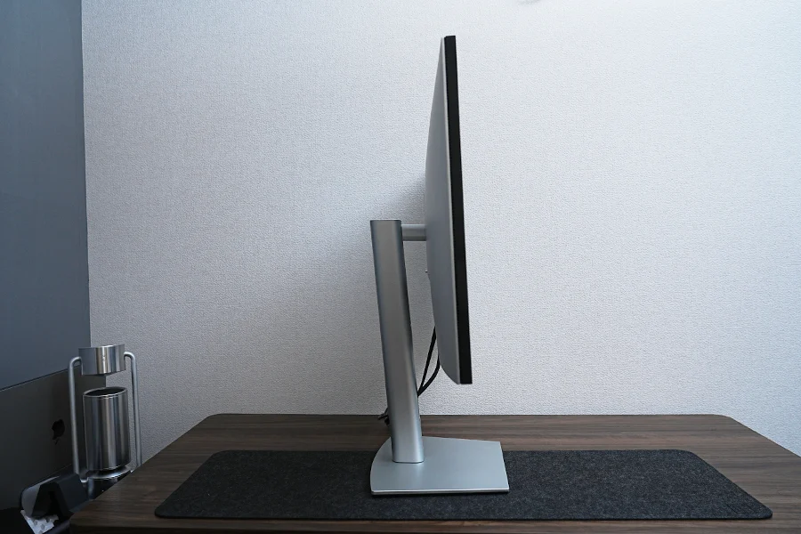 DELL U3223QEを挙げた状態