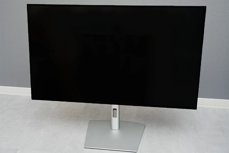 DELL U3223QEモニタースタンドに付けた状態