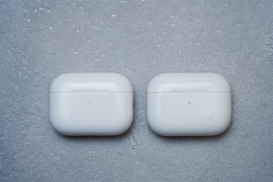 左が第２世代で右が初代AirPods Pro