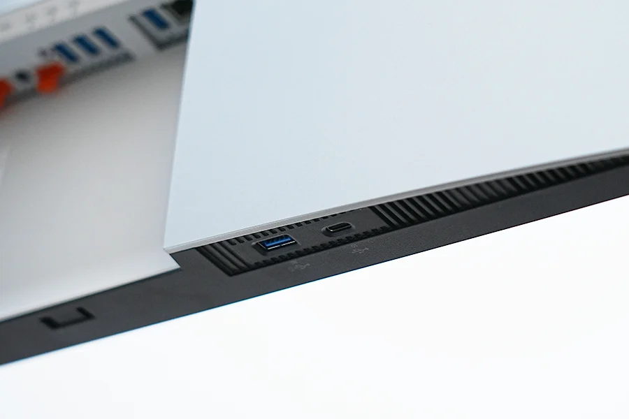 DELL U3223QEモニターしたのUSBポート