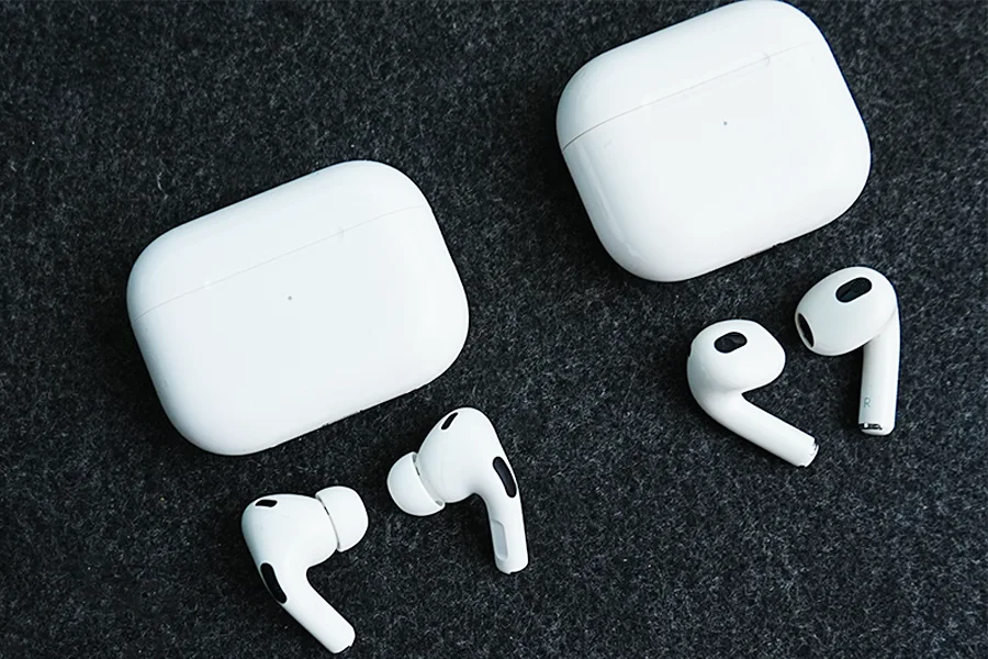 AirPods Pro 第2世代とAirPods 第3世代の斜め画像