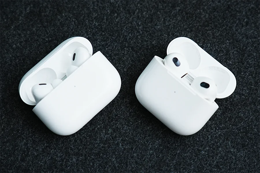 AirPods Pro 第2世代とAirPods 第3世代のケース空いた状態デザイン比較