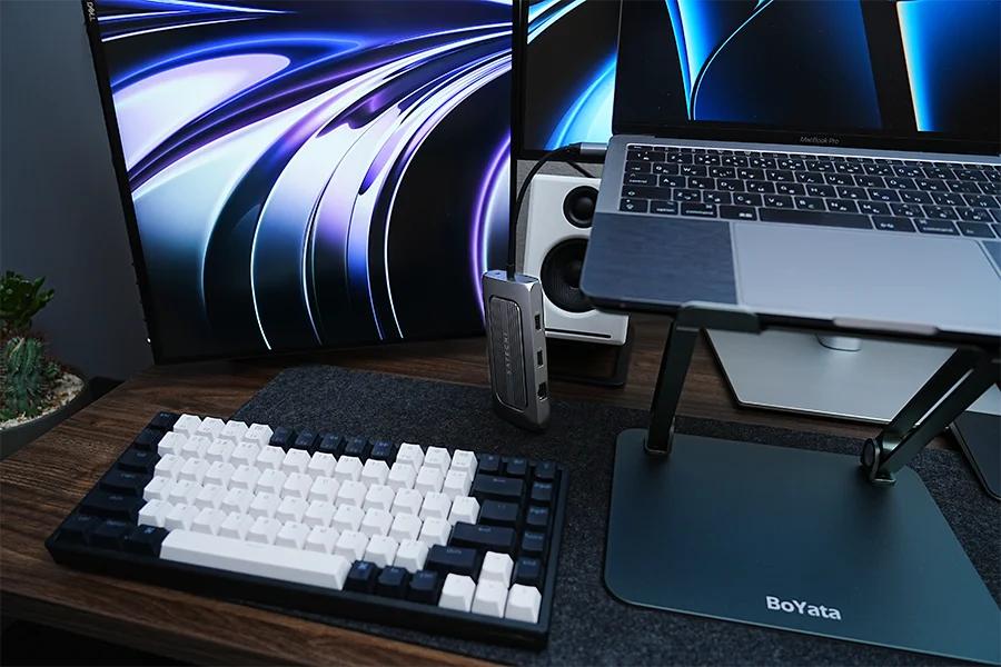 Satechi USB4 マルチ USBCハブ 9in1 HDMIは大きなスタンドだとたれすぎる