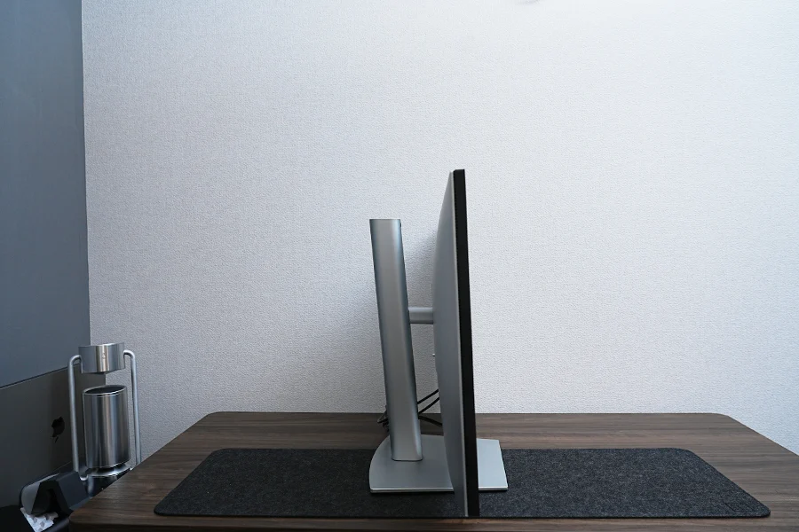 DELL U3223QE下げた状態