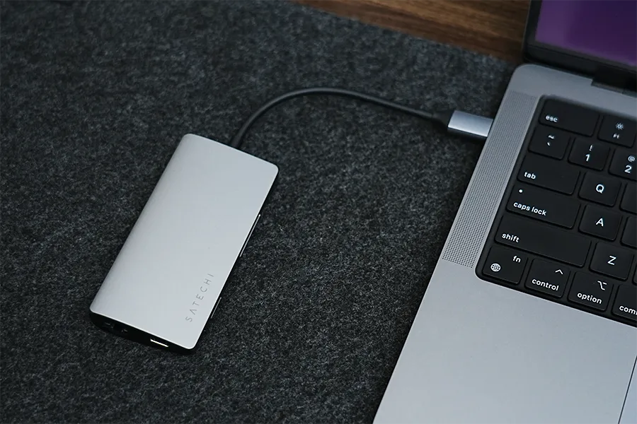 Satechi V2 マルチ USB-C ハブ 8-in-1とMacBook Proひとつでまかなえる