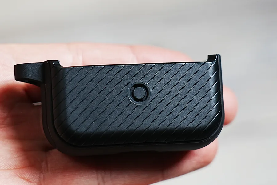 AirPods Pro ケース Spigen マグ・アーマーの背面