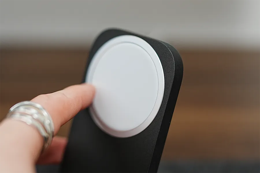 NOMAD MagSafe Mount Standがきれいにドッキングできる