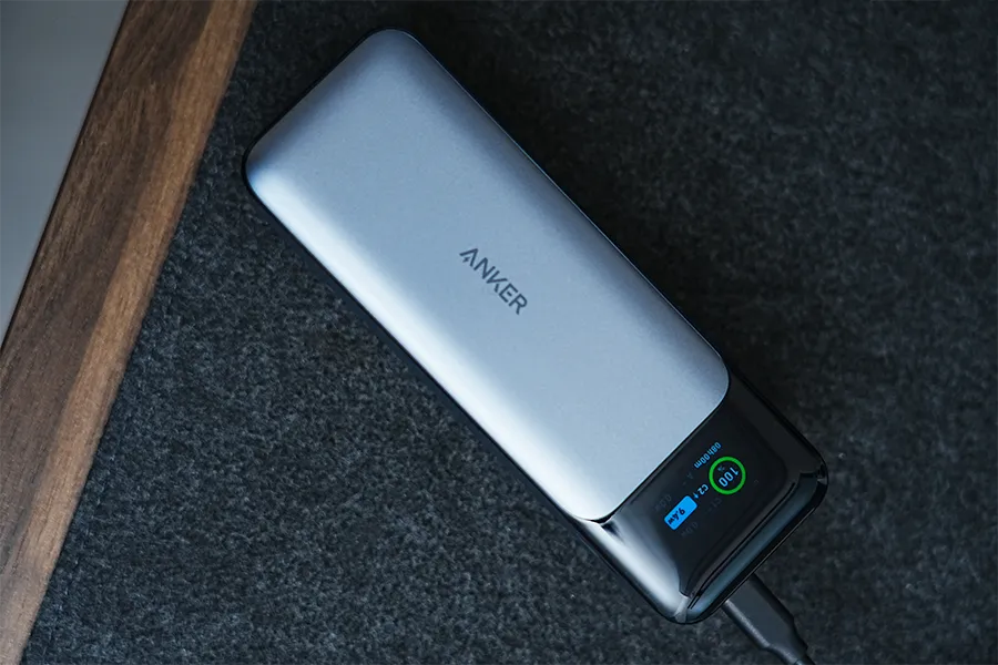 Anker 737 Power Bank (PowerCore 24000) 充電時