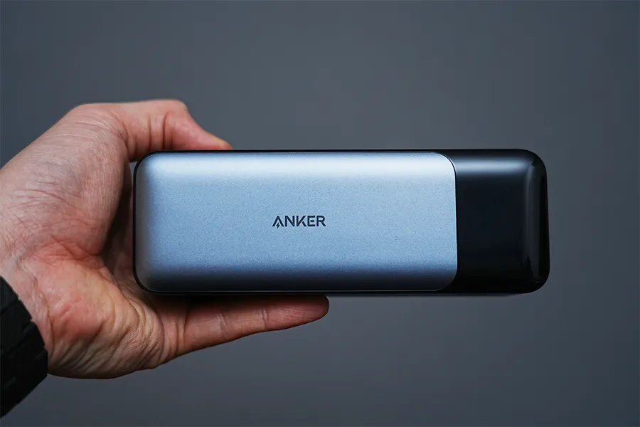 Anker 737 Power Bank (PowerCore 24000) 手で持った状態