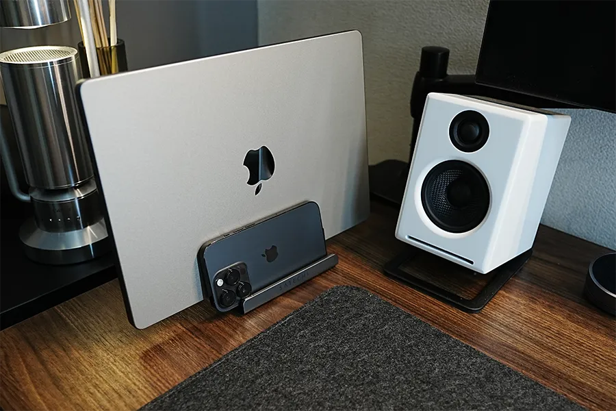 スペース取らずにMacBookとiPhoneを収納できる