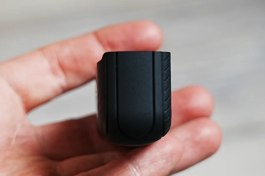 AirPods Pro ケース Spigen マグ・アーマーの側面