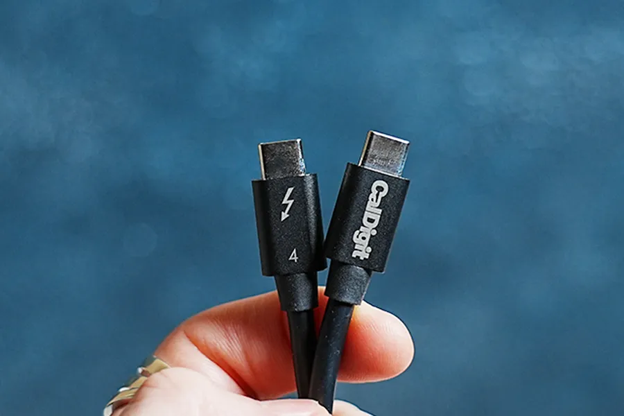 CalDigit TS4 ハブ 6-in-1 はサンダーボルト4ケーブルつき