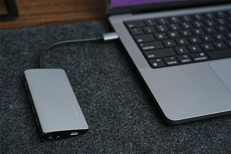 MacBook ProとSatechi V2 マルチ USB-C ハブ 8-in-1を接続