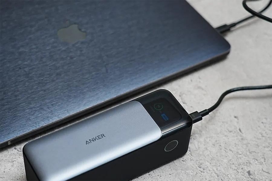 Anker 737 Power Bank (PowerCore 24000) で1ポート充電MacBook Pro