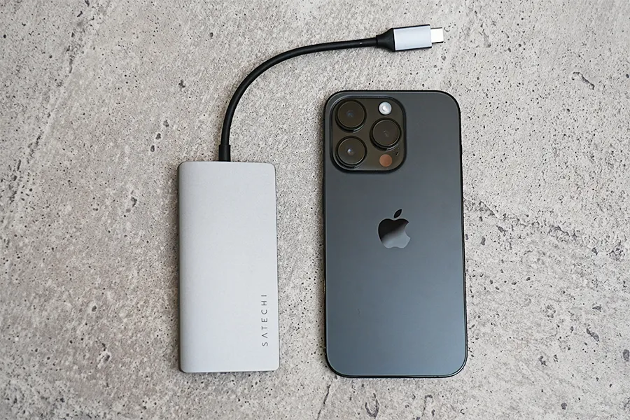 Satechi V2 マルチ USB-C ハブ 8-in-1とiPhone 14 Proのサイズ比較